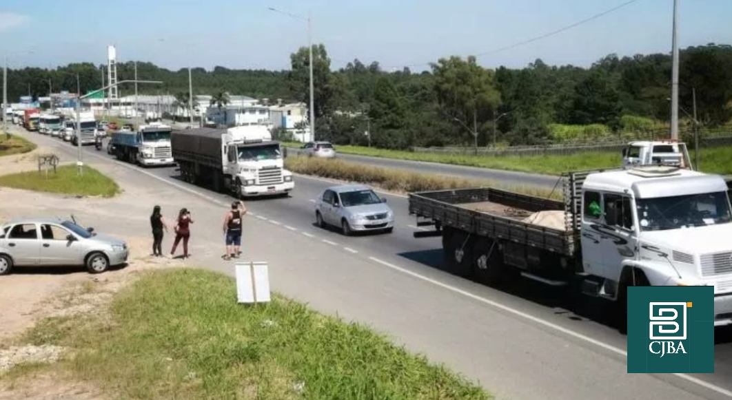 Você está visualizando atualmente Governo estuda ‘bolsa caminhoneiro’ contra alta do diesel sem mexer na Petrobras